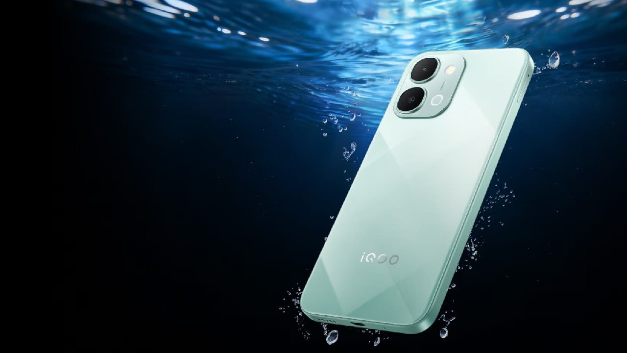  ഐക്യൂ Z11xa 5ജിയുടെ സിംഗിൾ 8GB + 128GB മോഡലിന് 28,999 രൂപയാണ് വില. എന്നാൽ ലോഞ്ച് ഓഫറിന്റെ ഭാഗമായി 1500 രൂപ കൂപ്പൺ/ ബാങ്ക് ഡിസ്കൗണ്ട് സഹിതം 27499 രൂപ വിലയിൽ ഈ ഫോൺ ഇപ്പോൾ വാങ്ങാനാകും. പരിമിത കാലയളവിലേക്ക് മാത്രമാകും ഈ ഡിസ്കൗണ്ട് ലഭ്യമാകുക. ടൈറ്റൻ ബ്ലാക്ക്, പ്രിസ്മാറ്റിക് ഗ്രീൻ കളർ ഓപ്ഷനുകളിലാണ് ഐക്യൂ Z11xa അ‌വതരിപ്പിക്കപ്പെട്ടിരിക്കുന്നത്.
