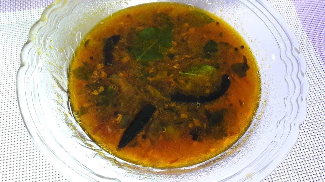 അരി ഊറ്റിയ ശേഷം കഞ്ഞിവെള്ളം എന്താണ് ചെയ്യുന്നത്? എടുത്ത് കളയും അല്ലെങ്കിൽ ചെടികൾക്ക് വളമായി നൽകും. എന്നാൽ വിറ്റാമിനുകളും ധാതുക്കളും സമൃദ്ധമായി അടങ്ങിയ ഈ കഞ്ഞിവെള്ളം കൊണ്ട് ചോറിന് കൂട്ടാൻ നാവിൽ കപ്പലോടുന്ന നല്ലൊരു നാടൻ ഒഴിച്ചുകറി തയാറാക്കാമെന്ന് എത്രപേർക്കറിയാം. വളരെ കുറച്ച് ചേരുവകൾ കൊണ്ട് 5 മിനിറ്റിൽ ഉണ്ടാക്കാവുന്ന ഈ കഞ്ഞിവെള്ളം കൊണ്ടുള്ള കറിയുടെ റെസിപ്പി നോക്കിയാലോ. ഒന്നല്ല പല കറികൾ ഇതുവച്ച് ട്രൈ ചെയ്യാവുന്നതാണ്. (Image Credit Source: Social Media)
