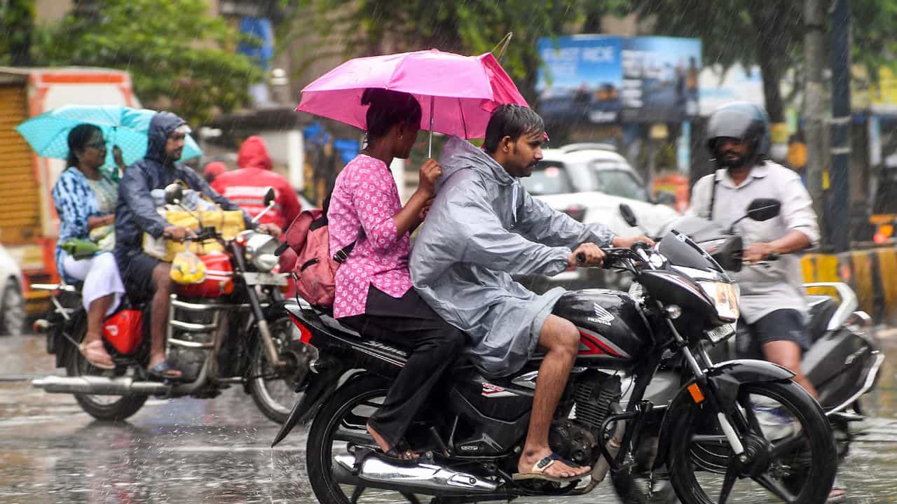 Kerala Weather Update: ഉച്ചകഴിഞ്ഞ് മഴ? മൂന്ന് ജില്ലകളിൽ യെല്ലോ അലർട്ട്; ഇടിമിന്നലിനും സാധ്യത Kerala Weather Update: ഉച്ചകഴിഞ്ഞ് മഴ? മൂന്ന് ജില്ലകളിൽ യെല്ലോ അലർട്ട്; ഇടിമിന്നലിനും സാധ്യത