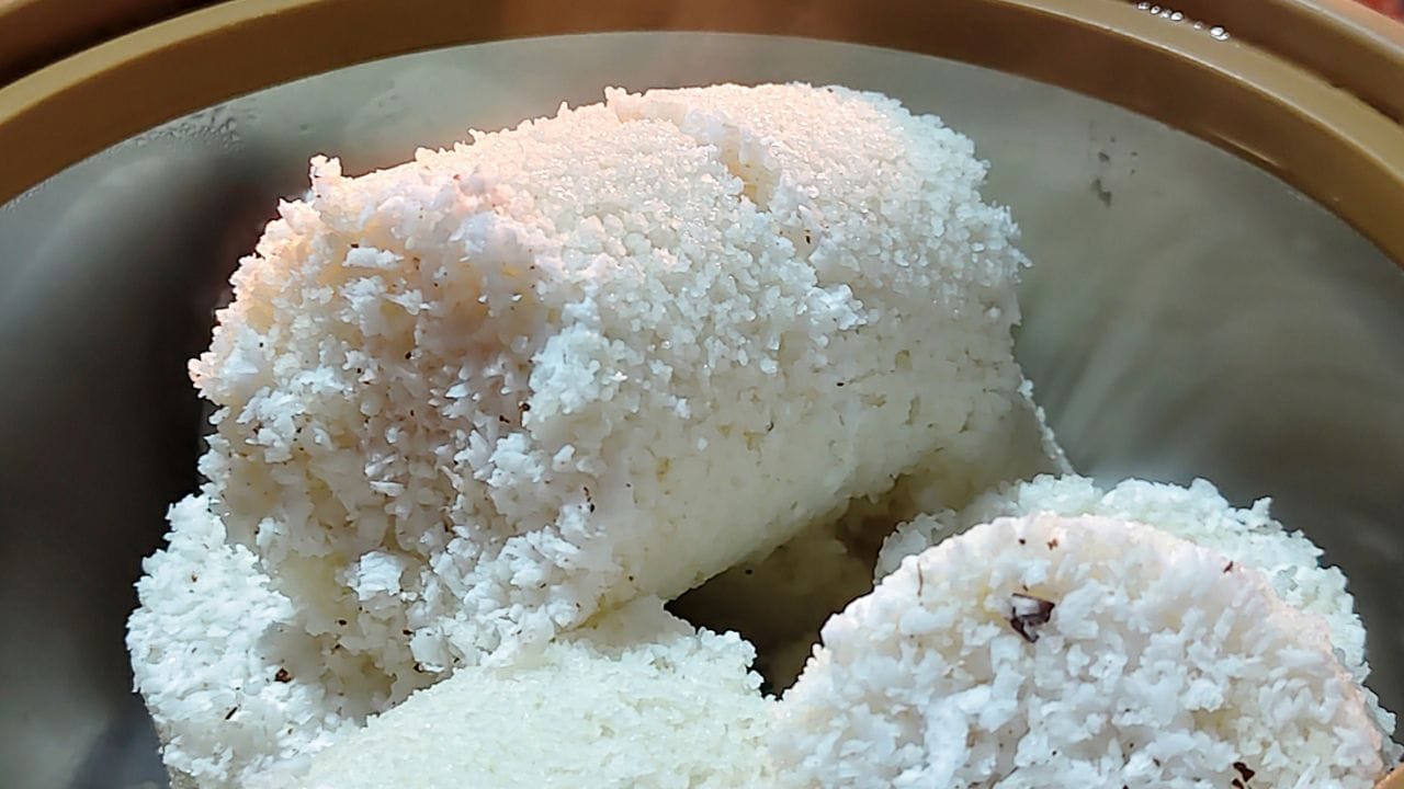 പുട്ടുപൊടി തയ്യാറാക്കുമ്പോൾ അരിപ്പൊടിയോടൊപ്പം അല്പം ഉണക്കക്കപ്പ പൊടിച്ചത് കൂടി ചേർത്തു കൊടുക്കുക. ഇത് ഒരു പാനിലിട്ട് നേരിയ രീതിയിൽ വറുത്തെടുക്കുക. വറുത്ത പൊടി ചൂടാറാൻ മാറ്റി വെക്കണം. തണുത്ത പൊടിയിലേക്ക് ആവശ്യത്തിന് ഉപ്പും ചെറുചൂടുള്ള വെള്ളവും തളിച്ച് പാകത്തിന് നനച്ചെടുക്കുക.