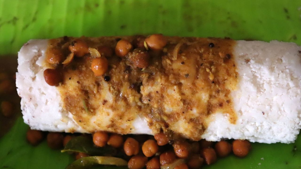 പച്ചരി 8 മണിക്കൂറെങ്കിലും വെള്ളത്തിൽ കുതിർത്തുവെക്കുക. ശേഷം വെള്ളം പൂർണ്ണമായി വാർന്നു കളഞ്ഞ് വെയിലത്തുവെച്ച് നന്നായി ഉണക്കിയെടുക്കുക. ഒട്ടും ഈർപ്പമില്ലാതെ ഉണങ്ങിയ അരി നന്നായി പൊടിച്ചെടുത്ത് അരിപ്പ ഉപയോഗിച്ച് അരിച്ചെടുക്കുക.