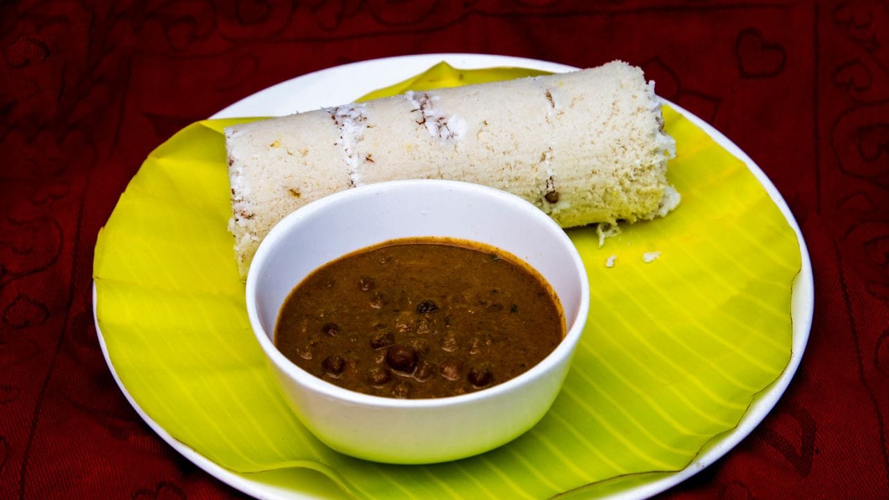 മലയാളികളുടെ പ്രഭാതഭക്ഷണങ്ങളിൽ ഒന്നാമനാണ് നല്ല ചൂടുള്ള പുട്ടും കടലക്കറിയും. എന്നാൽ വീട്ടിൽ പുട്ടുണ്ടാക്കുമ്പോൾ പലരുടെയും പരാതി, പുട്ട് കല്ലുപോലെ കട്ടിയാകുന്നു അല്ലെങ്കിൽ പെട്ടെന്ന് ഉണങ്ങിപ്പോകുന്നു എന്നതാണ്. നല്ല പഞ്ഞിപോലെ മൃദുവായ പുട്ട് കിട്ടാൻ എന്തുചെയ്യണമെന്ന് ആലോചിച്ച് വിഷമിക്കേണ്ട. അരിപ്പൊടിയോടൊപ്പം ഒരു രഹസ്യ ചേരുവ കൂടി ചേർത്താൽ ഇനി വീട്ടിലും തയ്യാറാക്കാം കട്ടിയില്ലാത്ത, സോഫ്റ്റ് പുട്ട്. (Image Credit source: Getty Images)