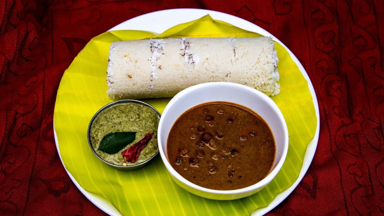 ലൂസായി വേണം പൊടി ഇടാൻ. അമർത്തിയാൽ ആവി ശരിക്ക് കയറാതെ പുട്ട് വേവാതിരിക്കാനോ കട്ടിയാകാനോ സാധ്യതയുണ്ട്. അതുപോലെ പുട്ടിന് മാവ് കുഴയ്ക്കുമ്പോൾ വെള്ളം ഒറ്റയടിക്ക് ഒഴിക്കരുത്. ഇനി ചൂടോടെ പഞ്ഞിപോലുള്ള മൃദുവായ പുട്ട് കടലക്കറിയോ പയറോ പഴമോ കൂട്ടി കഴിക്കാം!