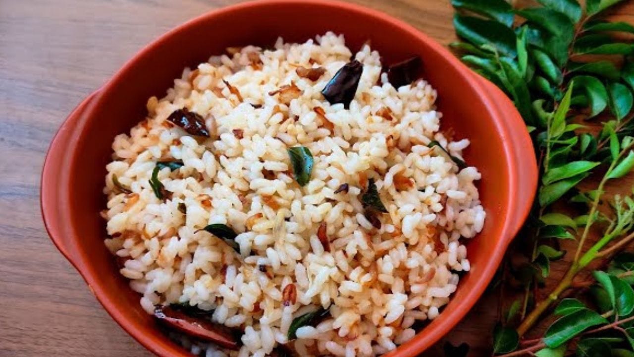 തയാറാക്കുന്ന വിധം: ഒരു ചീനച്ചട്ടിയിൽ വെളിച്ചെണ്ണയും അല്പം നെയ്യും ചൂടാക്കുക. എണ്ണ ചൂടാകുമ്പോൾ കടുകും അതിലേക്ക് ചുവന്നുള്ളി അരിഞ്ഞതും കൂടി ചേർക്കുക. ആവശ്യമെങ്കിൽ വറ്റൽമുളകും ചേർക്കാം. ആവശ്യത്തിന് ഉപ്പും ചേർത്ത് ചുവന്നുള്ളി നല്ലപോലെ വഴറ്റി മൃദുവാക്കുക. ചെറിയ തവിട്ടുനിറമാകുന്നതുവരെ വഴറ്റുക. കരിഞ്ഞുപോകാതെ പ്രത്യേകം ശ്രദ്ധിക്കണം.
