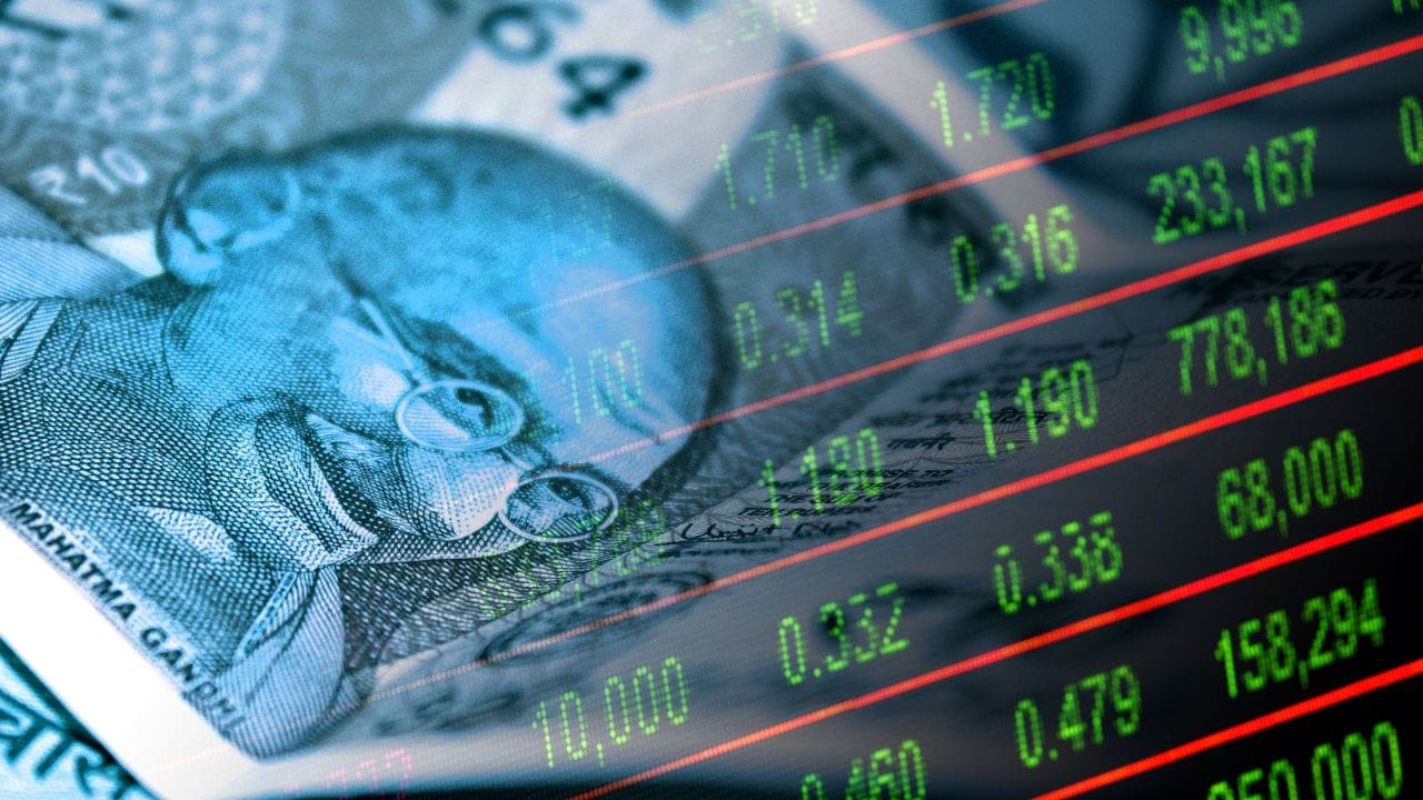 ഓഹരി വിപണി (Stock Market) എന്നത് കമ്പനികളുടെ ഓഹരികൾവാങ്ങാനും വൽക്കരിക്കാനും/വിൽക്കാനും കഴിയുന്ന ഒരു പൊതു വിപണിയാണ്. ഒരു കമ്പനിയുടെ ഓഹരി വാങ്ങുമ്പോൾ, നിങ്ങൾ ആ കമ്പനിയുടെ ഒരു ചെറിയ വിഹിതത്തിന്റെ ഉടമയായി മാറുകയാണ്. എന്നാൽ, ഓഹരി വിപണിയിൽ ആദ്യമായി നിക്ഷേപം തുടങ്ങുന്നവർ നേരിടുന്ന പ്രധാന വെല്ലുവിളിയാണ് ഏത് തരം ഓഹരികളിലാണ് പണം മുടക്കേണ്ടത് എന്നത്. തുടക്കക്കാർക്ക് സുരക്ഷിതവും ലാഭകരവുമായി എങ്ങനെ നിക്ഷേപം നടത്താമെന്ന് അറിഞ്ഞാലോ... (Image Credit source: Getty Images)
