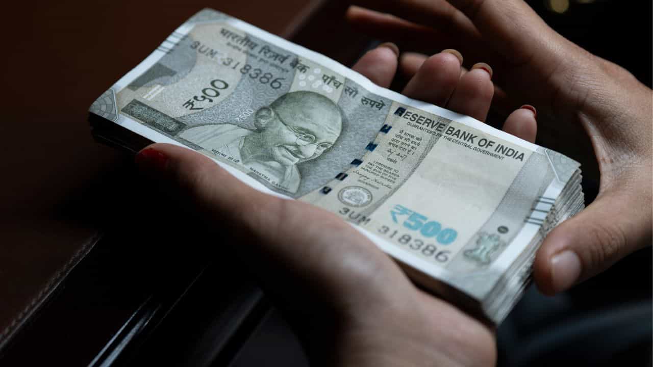 8th Pay Commission: മിനിമം ശമ്പളം 69,000 രൂപയിലേക്ക്, ശമ്പളപരിഷ്കരണത്തിന് എത്ര മാസം കൂടി? 8th Pay Commission: മിനിമം ശമ്പളം 69,000 രൂപയിലേക്ക്, ശമ്പളപരിഷ്കരണത്തിന് എത്ര മാസം കൂടി?