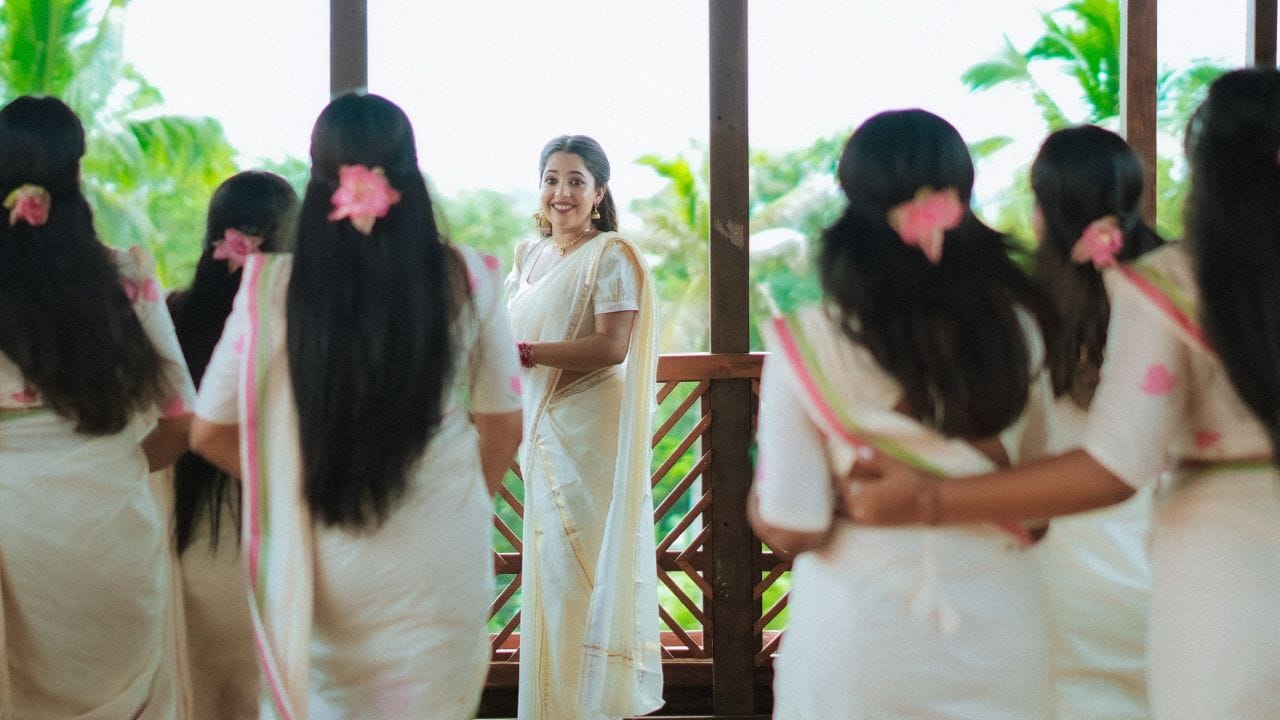 അമ്മയ്ക്കും സുഹൃത്തുക്കൾക്കും ഉള്ള ബ്രൈഡ് ടു ബി ഫോട്ടോഷൂട്ട് ഇപ്പോൾ സോഷ്യൽ മീഡിയയിൽ വൈറൽ ആവുകയാണ്. താരത്തിന്റെ ചിത്രങ്ങൾക്ക് താഴെ നിരവധി പേരാണ് വിവാഹമംഗള ആശംസകൾ അർപ്പിച്ചുകൊണ്ട് എത്തിയിരിക്കുന്നത്. അതേസമയം താരത്തിന്റെ വരൻ ആരാണ് എന്ന കാര്യത്തിൽ ഇപ്പോഴും വ്യക്തതയില്ല.
