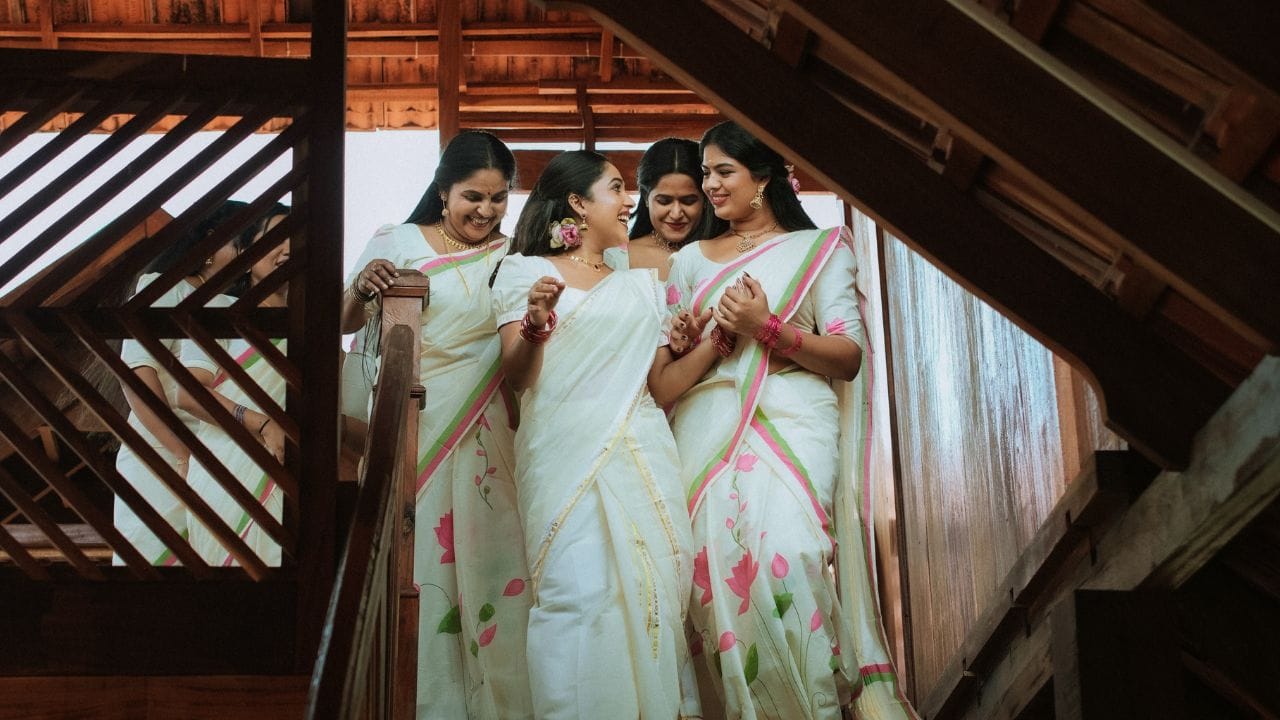 നടി അമൃത നായർ വിവാഹിതയാകുന്നു. നിരവധി സീരിയലുകളുടെ പ്രേക്ഷകർക്ക് സുപരിചിതയായ അമൃത തന്റെ സോഷ്യൽ മീഡിയ പോസ്റ്റിലൂടെയാണ് വിവാഹ സന്തോഷം പങ്കുവെച്ചത്. വിവാഹവുമായി ബന്ധപ്പെട്ട് എടുത്ത ചില ചിത്രങ്ങളാണ് താരം പങ്കുവെച്ചിരിക്കുന്നത്. എന്നേക്കും ഉള്ള പ്രണയത്തിന് തൊട്ടുമുൻപുള്ള മനോഹരമായ ഒരു ചെറിയ നിമിഷം എന്നു പറഞ്ഞുകൊണ്ടാണ് അമൃത ചിത്രങ്ങൾ പങ്കുവെച്ചത്.(IMAGE CREDIT SOURCE: SOCIAL MEDIA)