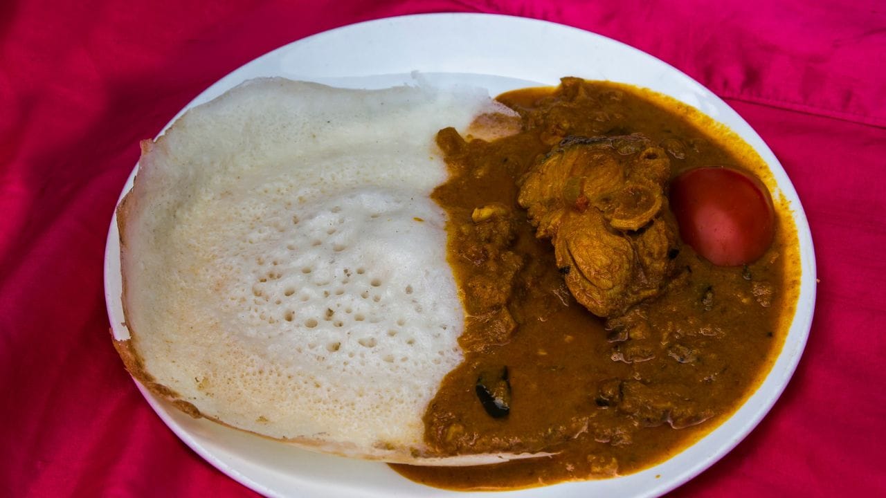 രാത്രിയിൽ മാവ് അരച്ചുവെക്കുമ്പോൾ ഉപ്പ് ചേർക്കാതെ ഇരിക്കുന്നതാണ് തണുപ്പുകാലത്ത് കൂടുതൽ നല്ലത്. രാവിലെ ചുടുമ്പോഴോ അല്ലെങ്കിൽ മാവ് പുളിച്ചു വന്ന ശേഷമോ ഉപ്പ് ചേർക്കുന്നത് മാവ് നന്നായി പൊന്താൻ സഹായിക്കും. ഇനി മുതൽ നല്ല സോഫ്റ്റ് അപ്പം കിട്ടാൻ മാവ് പതഞ്ഞുപൊന്താൻ ഈ വഴികൾ പരീക്ഷിക്കുമല്ലോ...