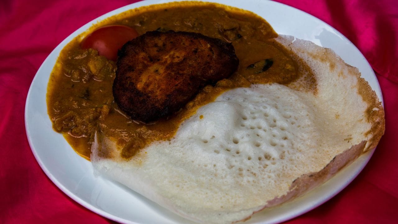 മലയാളികളുടെ പ്രഭാതഭക്ഷണങ്ങളിൽ മുൻപന്തിയിലാണ് അപ്പവും മുട്ടക്കറിയും, അപ്പവും കടല കറിയുമെല്ലാം. എന്നാൽ പലപ്പോഴും അപ്പത്തിന്റെ മാവ് കൃത്യമായി പുളിച്ചു പൊന്തിവരാത്തത് പലരെയും അലട്ടുന്ന പ്രശ്നമാണ്. നല്ല മൃദുവായ അപ്പങ്ങൾ ലഭിക്കുന്നതിന് മാവ് പതഞ്ഞുപൊന്താൻ സഹായിക്കുന്ന ചില പ്രധാന പൊടിക്കൈകൾ അറിഞ്ഞാലോ, മാവിൽ യീസ്റ്റ് ചേർത്തില്ലെങ്കിലും നന്നായി പുളിച്ച് വരുമെന്നേ.... (Image Credit source: Getty Images)