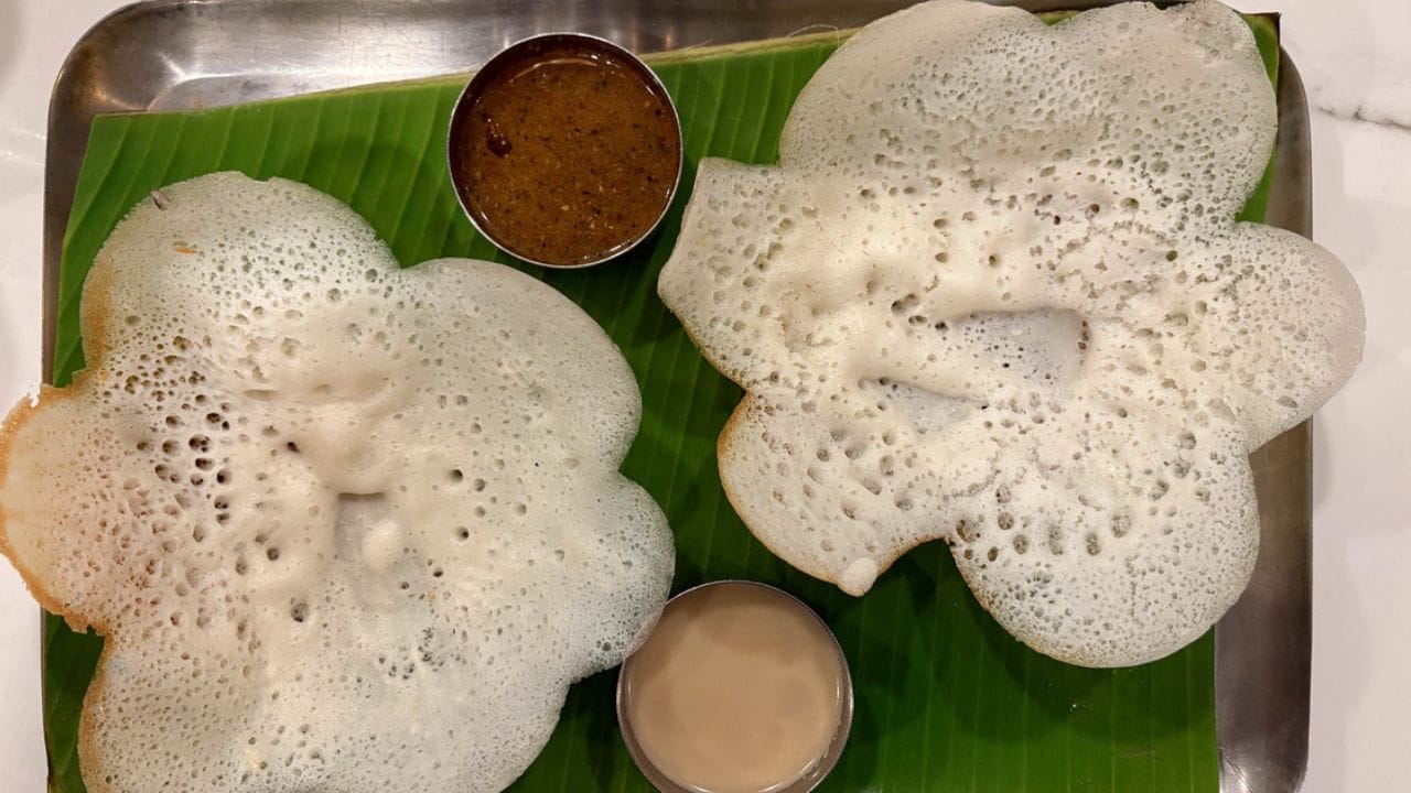 മാവ് പുളിക്കാൻ ഇളം ചൂടുള്ള അന്തരീക്ഷം അത്യാവശ്യമാണ്. തണുപ്പുകാലത്തോ മഴക്കാലത്തോ മാവ് പെട്ടെന്ന് പൊന്തിവരാൻ പാത്രം ഒവൻ/മൈക്രോവേവ് ഉള്ളിലോ അല്ലെങ്കിൽ അടച്ചുപൂട്ടിയ കബോർഡിലോ സൂക്ഷിക്കാവുന്നതാണ്. മാവ് അരച്ച ശേഷം അല്പം പഞ്ചസാര ചേർത്തു കൊടുക്കുന്നത് ഫെർമന്റേഷൻ പ്രക്രിയ വേഗത്തിലാക്കാൻ സഹായിക്കും.