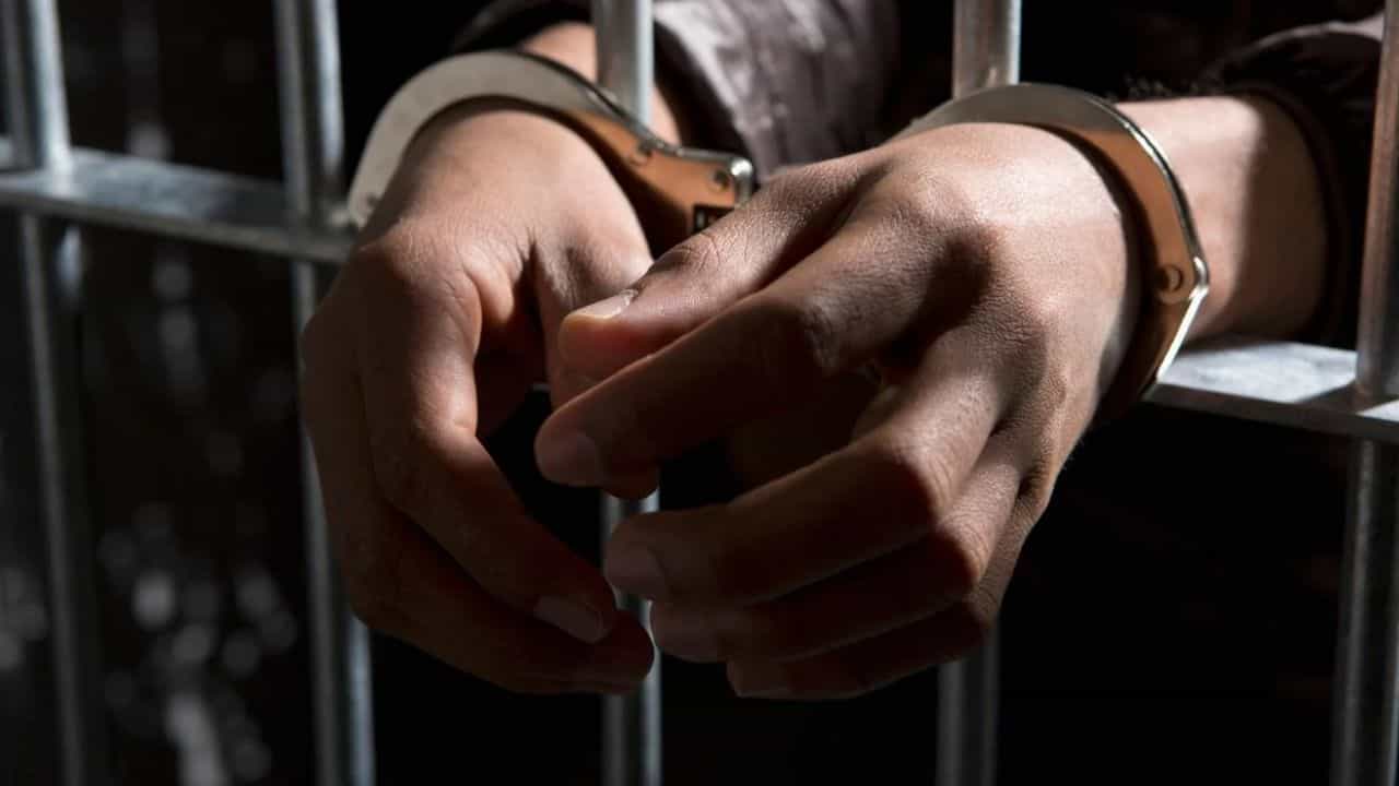 Army Officer Arrested: പാകിസ്ഥാന് സൈനിക രഹസ്യങ്ങൾ പങ്കുവെച്ചു; വിരമിച്ച ആർമി ഉദ്യോഗസ്ഥൻ അറസ്റ്റിൽ Army Officer Arrested: പാകിസ്ഥാന് സൈനിക രഹസ്യങ്ങൾ പങ്കുവെച്ചു; വിരമിച്ച ആർമി ഉദ്യോഗസ്ഥൻ അറസ്റ്റിൽ