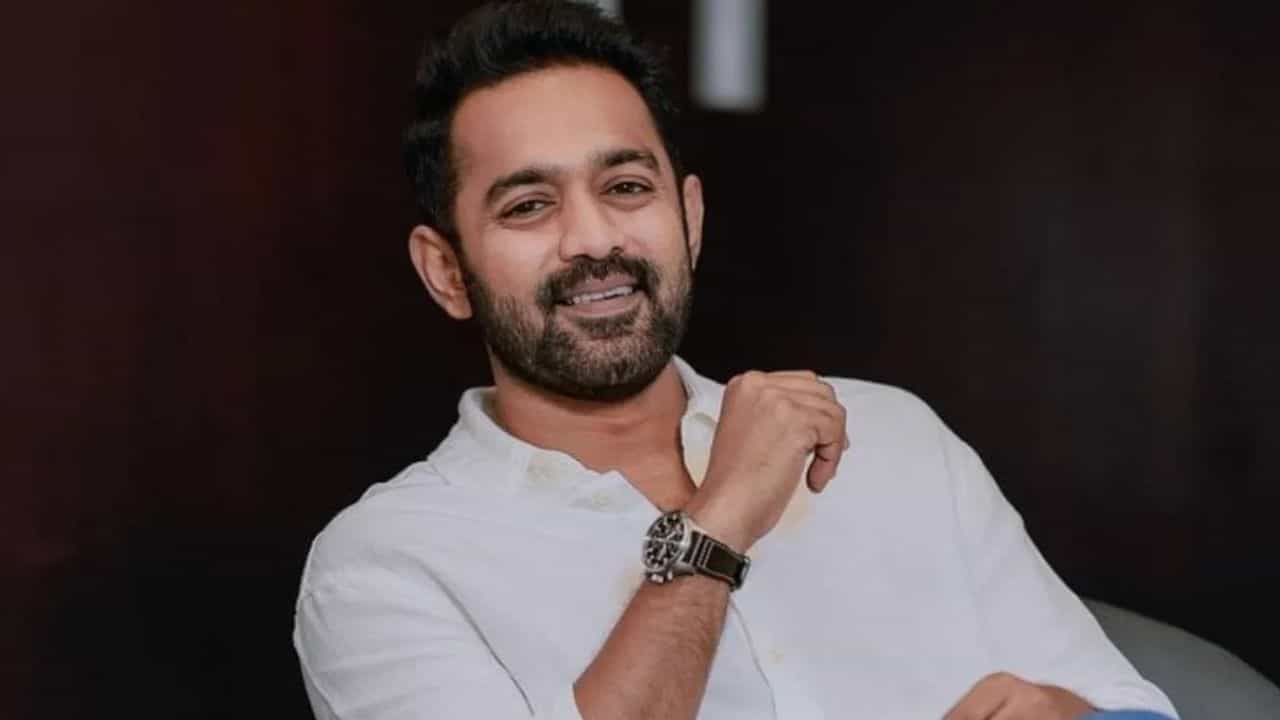Asif ali: സൂപ്പർ പവർ ആണത്; കരയുന്ന കുട്ടികൾക്ക് ഫോൺ കൊടുത്ത് സമാധാനിപ്പിക്കുമ്പോൾ സംഭവിക്കുന്നതിനെ കുറിച്ച് ആസിഫ് അലി Asif ali: സൂപ്പർ പവർ ആണത്; കരയുന്ന കുട്ടികൾക്ക് ഫോൺ കൊടുത്ത് സമാധാനിപ്പിക്കുമ്പോൾ സംഭവിക്കുന്നതിനെ കുറിച്ച് ആസിഫ് അലി