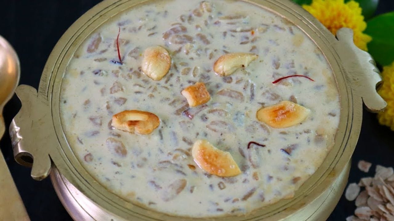 നവരാത്രി വ്രതം ആരംഭിക്കുകയാണ്. ഒമ്പത് ദിവസം നീണ്ടുനിൽക്കുന്ന ഈ ഉത്സവത്തിൽ ദുർഗ്ഗാദേവിയെയും അവളുടെ ഒമ്പത് ഭാവങ്ങളെയും ആണ് ആരാധിക്കുന്നത്. ഈ ദിവസങ്ങളിൽ ദേവിക്ക് ഇഷ്ടപ്പെട്ട പലഹാരങ്ങൾ നിവേദ്യം നൽകുന്നത് ദേവിയുടെ അനുഗ്രഹം നേടുന്നതിന് കാരണമാകും. സാധാരണയായി പായസം, ലഡ്ഡു, കൊഴുക്കട്ട തുടങ്ങിയ മധുരപലഹാരമാണ് നേദ്യമായി വെക്കുന്നത്. (IMAGE CREDIT SOURCE: SOCIAL MEDIA)