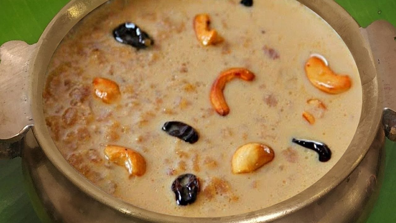 പായസങ്ങൾ തന്നെ വിവിധതരത്തിലുള്ളവയുണ്ട്. അത്തരത്തിൽ രുചികരമായ അവൽ പായസം തയ്യാറാക്കുന്നത് എങ്ങനെയെന്ന് നോക്കാം. ഇതിന് ആവശ്യമായ ചേരുവകൾ നെയ്യ് ഒരു ടേബിൾ സ്പൂൺ, അവിൽ ഒരു കപ്പ്, വെള്ളം അല്പം, തിളപ്പിച്ച പാല് നാല് കപ്പ് അല്ലെങ്കിൽ ഒരു ലിറ്റർ, ഏലക്കായ മൂന്നെണ്ണം, പൊടിച്ച ശർക്കര ഒരു കപ്പ്, കശുവണ്ടി അല്പം, ഉണക്കമുന്തിരിയും അല്പം കൂടാതെ അല്പം ചെറുപയർ പരിപ്പും.