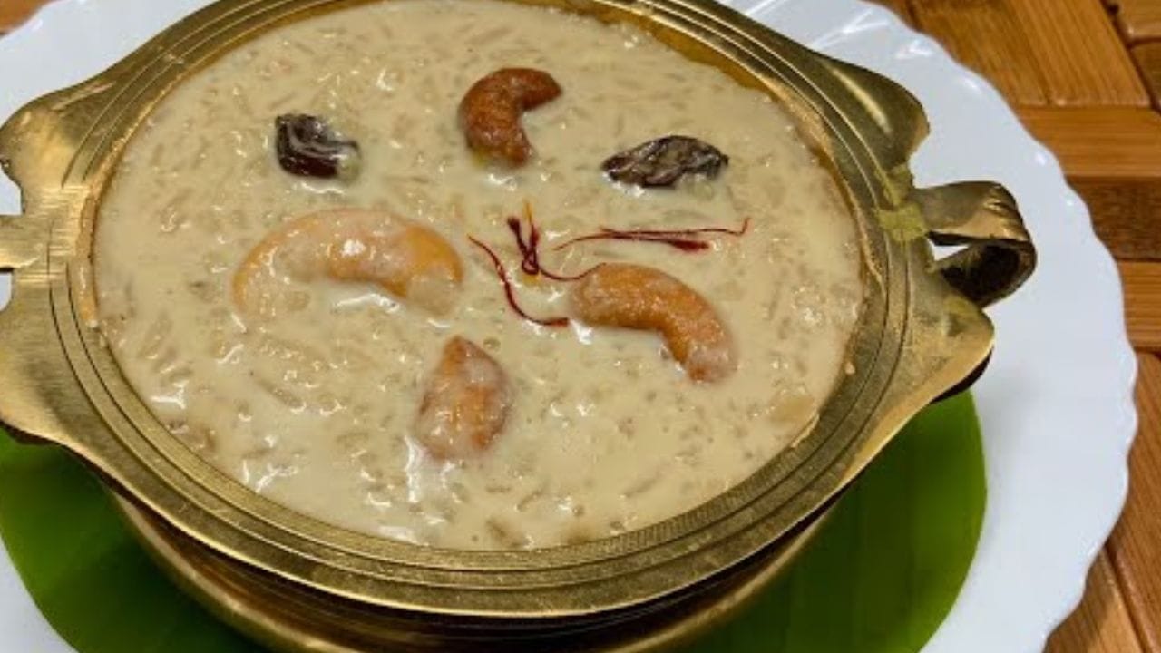 ആദ്യം പാനില് നെയ്യ് ചൂടാക്കി ഒരു കപ്പ് ചുവന്ന അവല് ഇടുക. അഥ് സ്വർണ തവിട്ട് നിറമാകുന്നതുവരെ വറുത്തുമാറ്റുക ശേഷം അതേ പാനിൽ അരക്കപ്പ് ചെറുപയർ പരിപ്പും വറുത്തെടുക്കുക. ശേഷം ഈ വറുത്ത പരിപ്പ് കുക്കറിൽ അല്പം വെള്ളം ചേർത്ത് ഒഴിച്ച് വേവിച്ചെടുക്കുക.