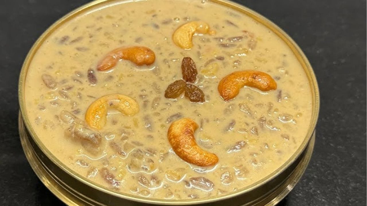 ശേഷം പൊടിച്ച ശർക്കര ചേർത്ത് നന്നായി ഇളക്കുക. ശർക്കര അലിഞ്ഞു തിളച്ചു തുടങ്ങുമ്പോൾ തീ ഓഫ് ചെയ്യുക. ഒരു ചെറിയ പാനിൽ നെയ്യ് ചൂടാക്കി കശുവണ്ടിയും ഉണക്കമുന്തിരിയും വറുത്ത പായസത്തിൽ ചേർത്താൽ രുചികരമായ അവൽ പായസം തയ്യാർ.
