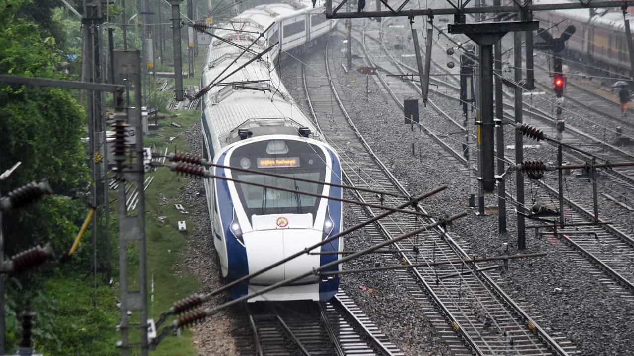 Bengaluru Train: ബെംഗളൂരു–മംഗളൂരു ട്രെയിൻ റൂട്ടിൽ വൻ മാറ്റം; കോഴിക്കോട് എക്സ്പ്രസ് സർവീസ് വൈകുമോ? Bengaluru Train: ബെംഗളൂരു–മംഗളൂരു ട്രെയിൻ റൂട്ടിൽ വൻ മാറ്റം; കോഴിക്കോട് എക്സ്പ്രസ് സർവീസ് വൈകുമോ?