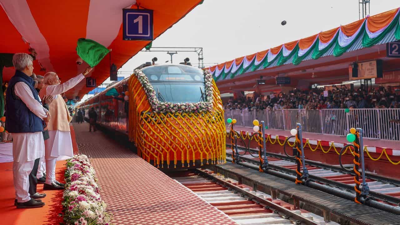 Bengaluru Mumbai Vande Bharat Sleeper Train: ബെംഗളൂരു–മുംബൈ വന്ദേ ഭാരത് സ്ലീപ്പർ നവംബർ 2ന്; ടിക്കറ്റ് നിരക്കും സമയക്രമവും അറിയാം Bengaluru Mumbai Vande Bharat Sleeper Train: ബെംഗളൂരു–മുംബൈ വന്ദേ ഭാരത് സ്ലീപ്പർ നവംബർ 2ന്; ടിക്കറ്റ് നിരക്കും സമയക്രമവും അറിയാം