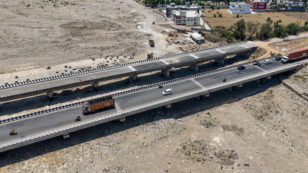 Bengaluru Highway: 11 മണിക്കൂർ യാത്ര ഇനി 6 മണിക്കൂറിൽ; ബെംഗളൂരു–വിജയവാഡ പുതിയ ഹൈവേ വരുന്നു Bengaluru Highway: 11 മണിക്കൂർ യാത്ര ഇനി 6 മണിക്കൂറിൽ; ബെംഗളൂരു–വിജയവാഡ പുതിയ ഹൈവേ വരുന്നു