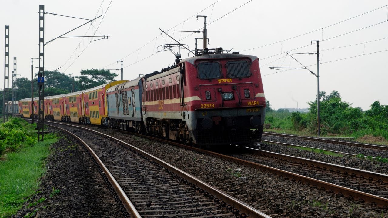 യാത്രക്കാര്‍ക്ക് അനുവദിച്ച പരിധിക്കുള്ളില്‍ വ്യക്തിഗത സാധനങ്ങള്‍ കൊണ്ടുപോകാം. എന്നാല്‍ അതില്‍ കൂടുതലുള്ള ലഗേജിന് പ്രത്യേക നിരക്ക് ബാധകമാകും. അതിനാല്‍ യാത്രയ്ക്കുമുമ്പ് സ്വന്തം ടിക്കറ്റ് ഏത് ക്ലാസിലാണെന്നും എത്ര ലഗേജ് കൊണ്ടുപോകുന്നുണ്ടെന്നും പരിശോധിക്കുന്നത് നല്ലതാണ്. അനുവദിച്ച പരിധിയേക്കാള്‍ കൂടുതല്‍ സാധനങ്ങളുമായി യാത്ര ചെയ്യേണ്ടിവന്നാല്‍ യാത്ര ആരംഭിക്കുന്നതിന് മുമ്പ് റെയില്‍വേയുടെ ലഗേജ് ഓഫീസുമായി ബന്ധപ്പെടണം. അധിക ലഗേജ് മുന്‍കൂട്ടി ബുക്ക് ചെയ്ത് ആവശ്യമായ നിരക്ക് അടയ്ക്കാം. ഇതിലൂടെ യാത്രയ്ക്കിടെ ഉണ്ടാകാവുന്ന ബുദ്ധിമുട്ടുകള്‍ ഒഴിവാക്കാനാകും.

