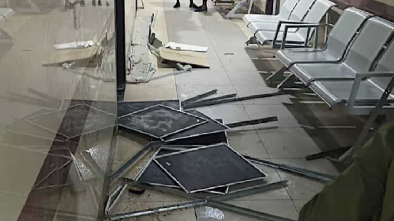 ഉദ്ഘാടനം 8 മാസം മുമ്പ്; കോട്ടയം മെഡിക്കൽ കോളജിൽ സീലിങ് തകർന്നുവീണു; രോഗികൾ രക്ഷപ്പെട്ടത് തലനാരിഴയ്ക്ക് ഉദ്ഘാടനം 8 മാസം മുമ്പ്; കോട്ടയം മെഡിക്കൽ കോളജിൽ സീലിങ് തകർന്നുവീണു; രോഗികൾ രക്ഷപ്പെട്ടത് തലനാരിഴയ്ക്ക്
