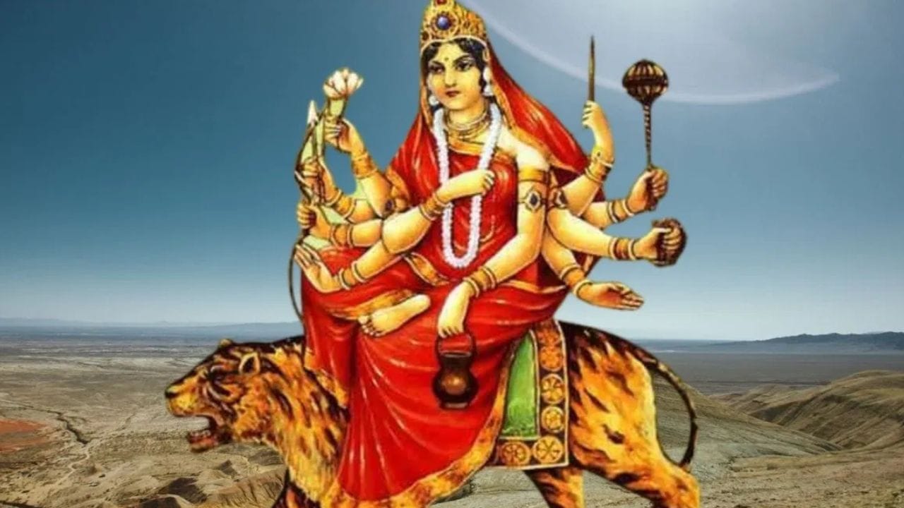 ഇന്നത്തെ ദിവസം അതിരാവിലെ ഉണർന്ന് കുളിച്ചു പൂജാ സ്ഥലം വൃത്തിയാക്കുക, ശേഷം ദേവിക്ക് മുൻപിൽ ഒരു വിളക്ക് കത്തിച്ചു വയ്ക്കുക. ചന്ദനത്തിരിയും കത്തിക്കാം. ഇത് വായു ശുദ്ധീകരിക്കാൻ സഹായിക്കും. ശേഷം നിങ്ങൾക്ക് പൂജ ആരംഭിക്കാവുന്നതാണ്.