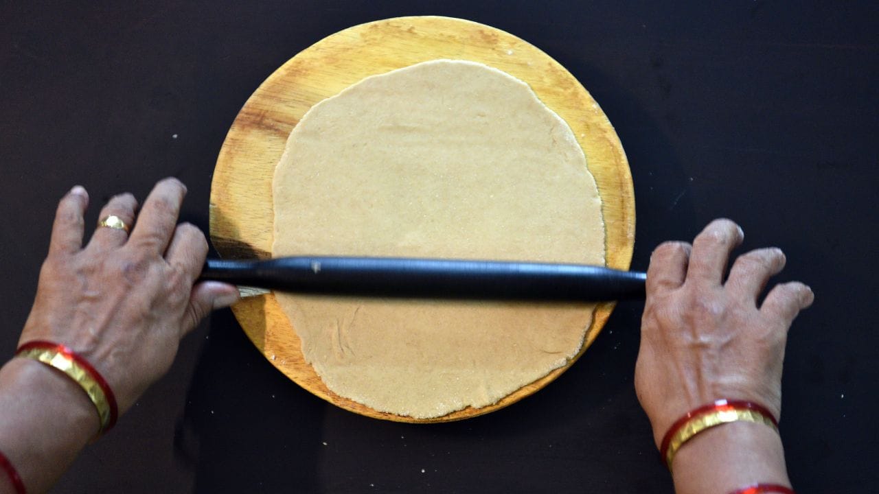 ചപ്പാത്തി ഇഷ്ടമില്ലാത്തവരായി ആരുംതന്നെയുണ്ടാകില്ല. ഒട്ടമിക്കപേരുടെയും രാത്രി ആഹാരമാണിത്. ആരോഗ്യത്തിനും ചപ്പാത്തി ഗുണകരമാണ്. പക്ഷേ, ശരിയായ പാകത്തിലും രൂപത്തിലും ചപ്പാത്തി പരത്തിയെടുക്കുക എന്നത് അൽപം ബുദ്ധിമുട്ടാണ്. എന്നാൽ യാതൊരു പൊടിയുടെയും സഹായമില്ലാതെ തന്നെ ഹോട്ടൽ സറ്റൈലിൽ ചപ്പാത്തി പരത്തിയെടുക്കാൻ വഴിയുണ്ട്. ആ ട്രിക്ക് അറിഞ്ഞാലോ.... (Image Credit source: Getty Images)
