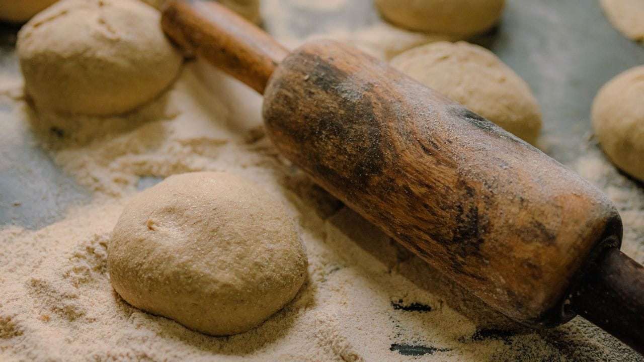 ചപ്പാത്തി ഉണ്ടാക്കാനാവശ്യമായ പൊടിയെടുത്ത് പാകത്തിന് ഉപ്പ് ചേർക്കാം. വെള്ളമൊഴിച്ച് കുഴച്ചെടുക്കാം. ശേഷം, സൺഫ്ലെവർ ഓയിലോ മറ്റു എണ്ണയോ ഒരു സ്പൂൺ ചേർത്ത് കൊടുക്കാം. വീണ്ടും എണ്ണ എല്ലാ ഭാഗത്തുമാക്കി കുഴച്ചെടുക്കാം. നന്നായി കുഴച്ചെടുത്ത ശേഷം കുറഞ്ഞത് അരമണിക്കൂർ മാറ്റിവയ്ക്കാം.
