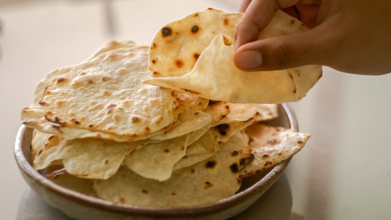 ചപ്പാത്തി വളരെ കനം കുറഞ്ഞാൽ പെട്ടെന്ന് ഉണങ്ങിപ്പോകാം. വളരെ കട്ടിയാണെങ്കിൽ അകത്ത് ശരിയായി വേവാതെ പോകാനും സാധ്യതയുണ്ട്. മിതമായ കനത്തിൽ ഒരേപോലെ പരത്തുന്നതാണ് നല്ലത്. പരത്തുമ്പോൾ അധികമായി ഉണങ്ങിയ ആട്ട ഉപയോഗിക്കുന്നതും ഒഴിവാക്കുക. ചുടുമ്പോൾ ആദ്യ വശത്ത് ചെറിയ കുമിളകൾ പ്രത്യക്ഷപ്പെടുമ്പോൾ മറിച്ചിടാം.
