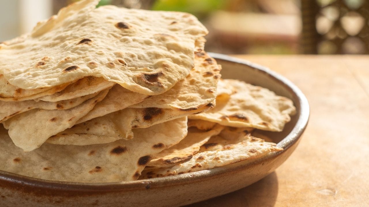 ചപ്പാത്തിയുടെ സോഫ്റ്റ്നെസ്സിൽ ഉപയോഗിക്കുന്ന ഗോതമ്പു പൊടിയുടെ ഗുണമേന്മയ്ക്ക് വലിയ പങ്കുണ്ട്. വളരെ പഴകിയതോ ഗുണനിലവാരം കുറഞ്ഞതോ ആയ ഗോതമ്പുപൊടി ഉപയോഗിച്ചാൽ ചപ്പാത്തി കട്ടിയാകാൻ സാധ്യതയുണ്ട്. ഗോതമ്പുപൊടി അരിച്ചെടുക്കുന്നത് നിർബന്ധമല്ല. എന്നാൽ വളരെ കട്ടിയുള്ള തവിട് കൂടുതലാണെങ്കിൽ ചപ്പാത്തിയുടെ സോഫ്റ്റ്നെസ് കുറയാം. (Image Credit source: Getty Images)