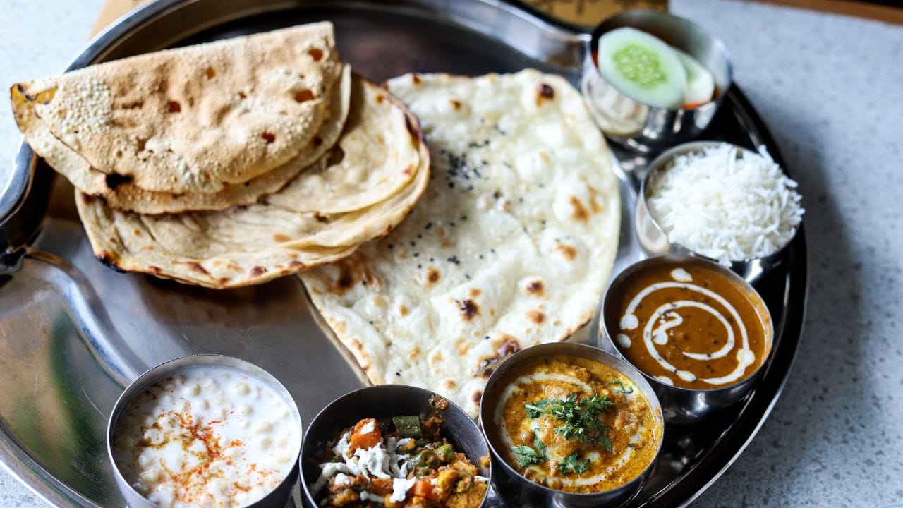 തവയിൽ നിന്ന് എടുത്ത ചപ്പാത്തി തുറന്നുവെച്ചാൽ അതിലെ ഈർപ്പം വേഗത്തിൽ നഷ്ടപ്പെടും. അതുകൊണ്ട് ചപ്പാത്തി തയ്യാറായ ഉടൻ വൃത്തിയുള്ള കോട്ടൺ തുണിയിലോ ചപ്പാത്തി കാസറോളിലോ മൂടിവയ്ക്കുക. ഇത് ചപ്പാത്തിയുടെ മൃദുത്വം നിലനിർത്താൻ സഹായിക്കും.