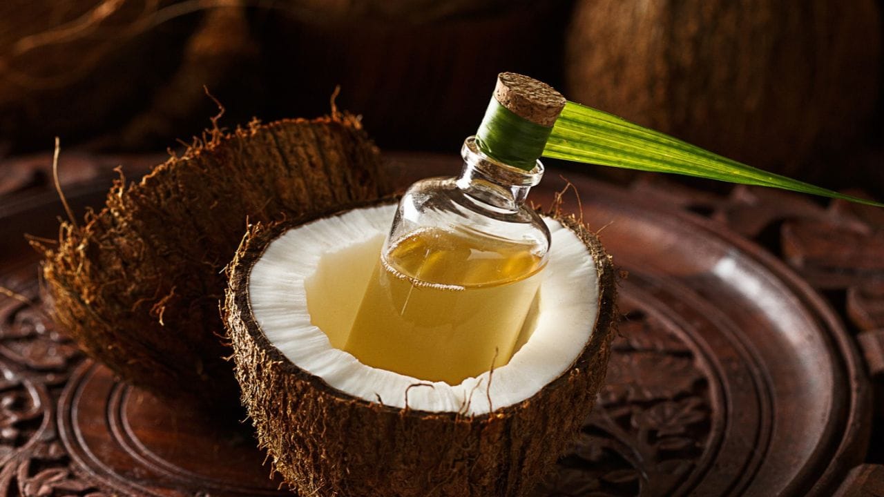 ഉണക്കനെല്ലിക്ക - 50 ഗ്രാം, കരിഞ്ചീരകം - രണ്ട് ടേബിൾസ്പൂൺ, വെളിച്ചെണ്ണ - രണ്ട് ടേബിൾസ്പൂൺ, ഗ്ലിസറിൻ - ഒരു ടേബിൾസ്പൂൺ, വിറ്റാമിൻ ഇ ക്യാപ്സൂൾ - ഒരെണ്ണം എന്നിവയാണ് ഹെയർ ഡൈ തയ്യാറാക്കാനായി ആവശ്യമായ ചേരുവകൾ. ഒരു ഇരുമ്പ് ചീനച്ചട്ടി അടുപ്പിൽ വച്ചു ചൂടാക്കാം. അതിലേക്ക് ഉണക്കനെല്ലിക്കയും കരിഞ്ചീരകവും പ്രത്യേകം വറുത്തെടുക്കാം.