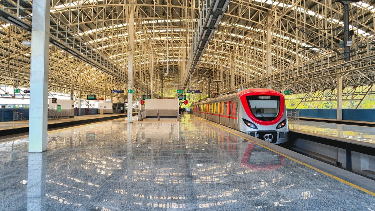 ചെന്നൈ മെട്രോ രണ്ടാം ഘട്ടത്തിലെ നാലാം ഇടനാഴിയുടെ ഭാഗമാണ് പൂനമല്ലി-വടപളനി പാത. ഏകദേശം 3.7 കിലോമീറ്റര് നീളമുള്ള ഡബിള് ഡക്കര് ഘടനയാണ് പദ്ധതിയുടെ പ്രധാന സവിശേഷതകളിലൊന്ന്. ഒരേ ഭാഗത്ത് മെട്രോ പാതകള്ക്ക് പുറമെ ഉയര്ന്ന റോഡ് സംവിധാനവും ഉള്ക്കൊള്ളുന്ന രീതിയിലാണ് നിര്മാണം. ഡ്രൈവര് ഇല്ലാതെ ട്രെയിനുകള് ഓടിക്കാന് സഹായിക്കുന്ന ആധുനിക സിഗ്നലിങ് സംവിധാനങ്ങളും പദ്ധതിയിലുണ്ട്. എന്നാല് തുടക്കത്തില് ട്രെയിനുകളില് ജീവനക്കാരുടെ മേല്നോട്ടത്തോടെയായിരിക്കും സര്വീസ് നടത്തുക. ആവശ്യമായ പരിശോധനകളും സുരക്ഷാ അംഗീകാരങ്ങളും പൂര്ത്തിയാക്കിയ ശേഷം ഡ്രൈവറില്ലാ സര്വീസിലേക്ക് മാറാനാണ് ലക്ഷ്യമിടുന്നത്.