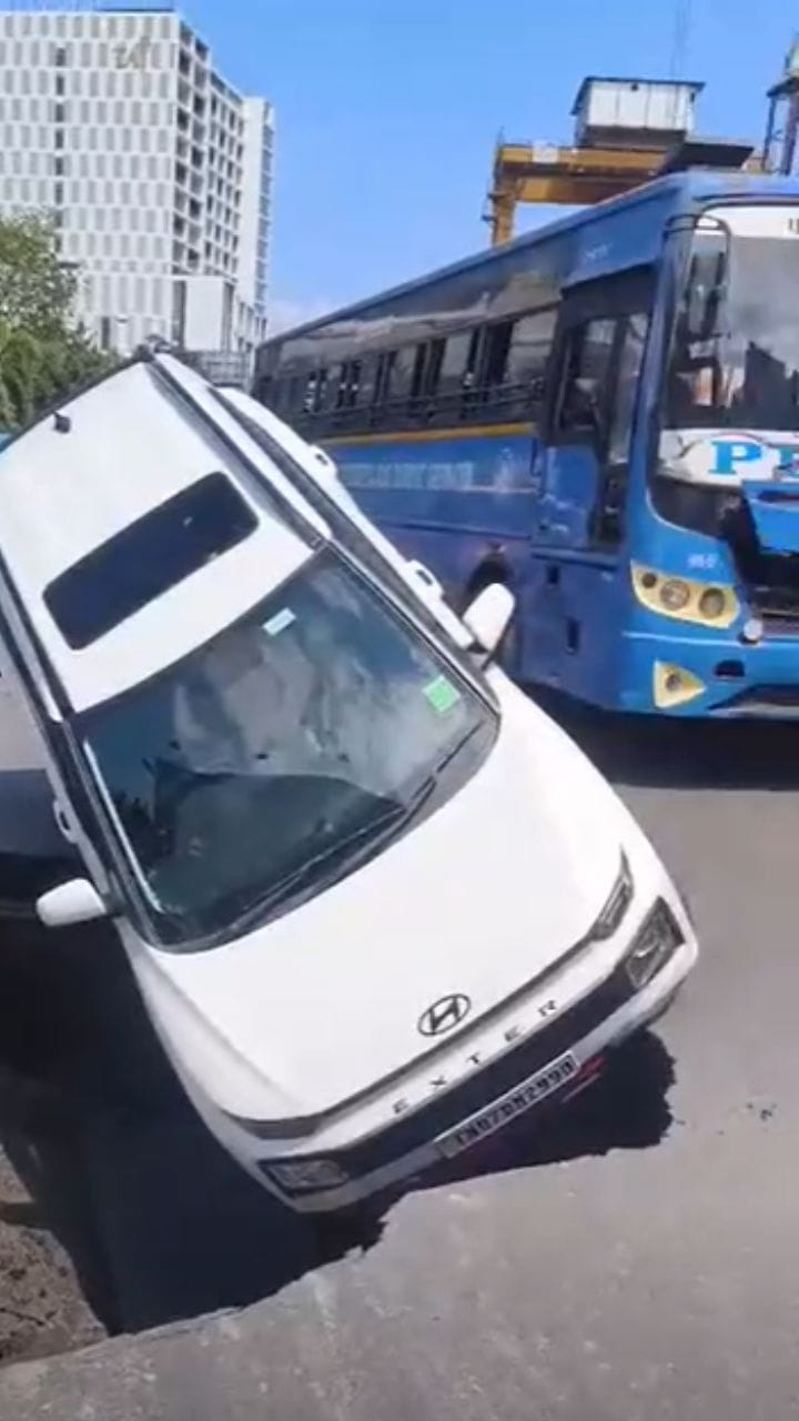 റോഡിൽ രൂപപ്പെട്ട വലിയ ഗർത്തത്തിലേക്ക് കാർ