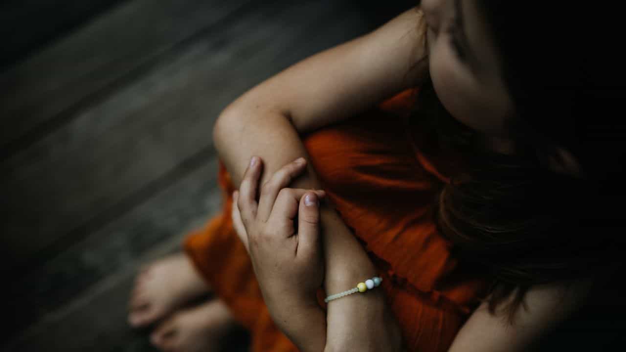 പൂജയ്ക്കായി വീട്ടിലേക്ക് വിളിച്ചുവരുത്തി; 500 രൂപ മോഷ്ടിച്ചെന്നാരോപിച്ച് പെൺകുട്ടികളെ മുറിയിലിട്ട് മർദ്ദിച്ച് മുൻ അധ്യാപിക