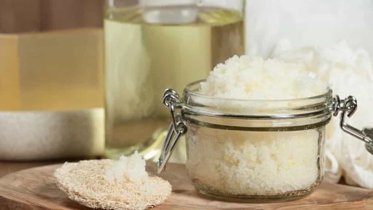 Coconut Oil Body Scrub: വെളിച്ചെണ്ണയും പഞ്ചസാരയും മതി! ബോഡി സ്ക്രബ് വാങ്ങാൻ ഇനി പൈസ മുടക്കേണ്ട