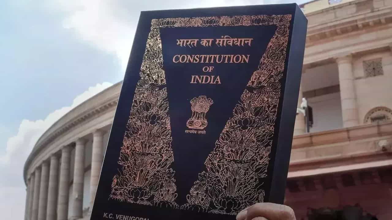 നിങ്ങൾ നിങ്ങളുടെ മൗലികാവകാശങ്ങൾ മാത്രമേ അറിയുന്നുള്ളൂവോ, അതോ ഭരണഘടനാപരമായ കടമകളും അറിയാമോ? നിങ്ങൾ നിങ്ങളുടെ മൗലികാവകാശങ്ങൾ മാത്രമേ അറിയുന്നുള്ളൂവോ, അതോ ഭരണഘടനാപരമായ കടമകളും അറിയാമോ?