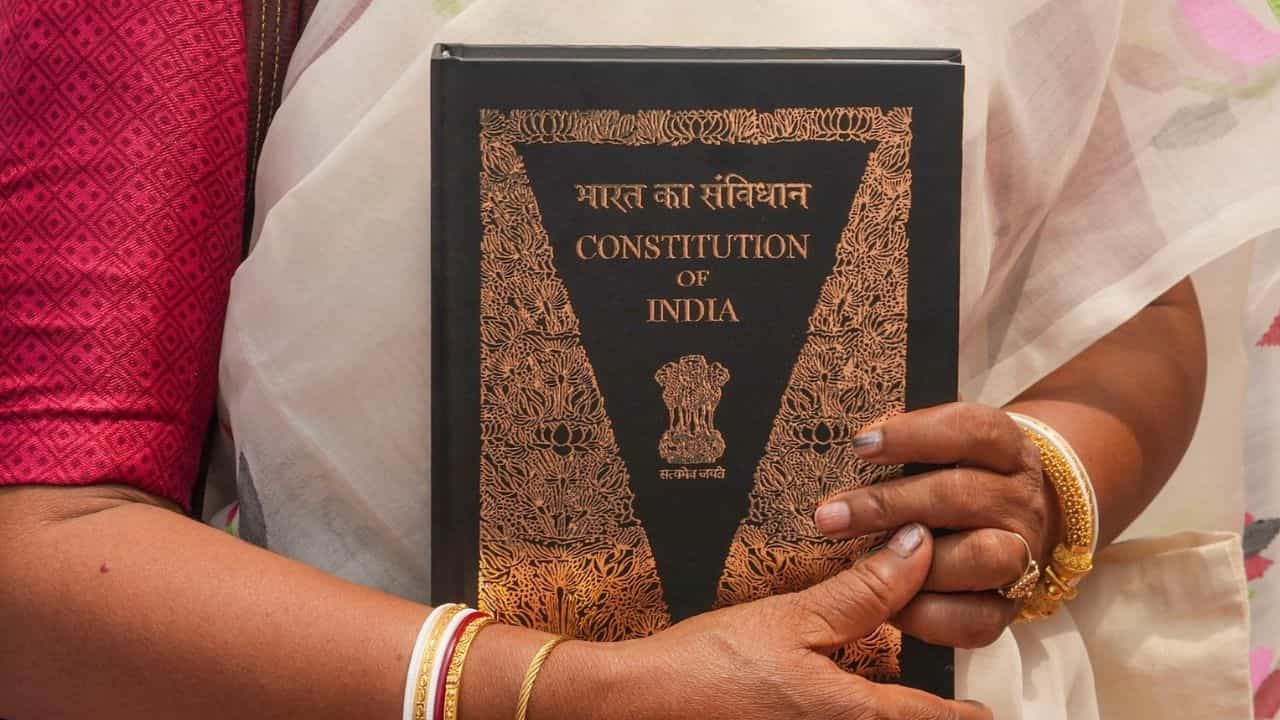 ആറ് വാക്കുകളിൽ വിരിഞ്ഞ ഭരണഘടനാ വിപ്ലവം: അനുച്ഛേദം 21 ആറ് വാക്കുകളിൽ വിരിഞ്ഞ ഭരണഘടനാ വിപ്ലവം: അനുച്ഛേദം 21