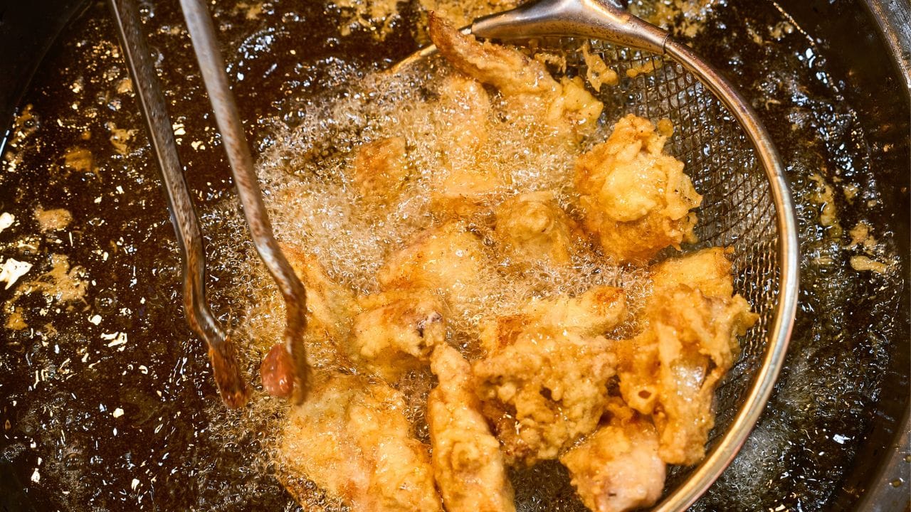 എണ്ണ ചൂടാക്കി നാരങ്ങ ചെറിയ കഷണങ്ങളാക്കി അതിൽ ഇടുക. എണ്ണയിലെ കറുത്ത അവശിഷ്ടങ്ങൾ നാരങ്ങയിൽ ഒട്ടിപ്പിടിക്കും. പിന്നീട് നാരങ്ങ നീക്കം ചെയ്ത് എണ്ണ അരിച്ചെടുക്കാം. വീണ്ടും ഉപയോഗിക്കുന്നതിന് മുമ്പ് എണ്ണയുടെ നിറവും മണവും പരിശോധിക്കുക. എണ്ണ കറുത്ത നിറത്തിലാകുകയോ, പുക ഉയരുകയോ, ദുർഗന്ധം വരികയോ ചെയ്താൽ അത് വീണ്ടും ഉപയോഗിക്കരുത്.