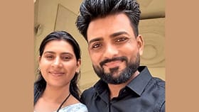 കാലുകൾ പരസ്പരം ചങ്ങല കൊണ്ട് ബന്ധിച്ച നിലയിൽ; പ്രണയിച്ച് വിവാഹി...