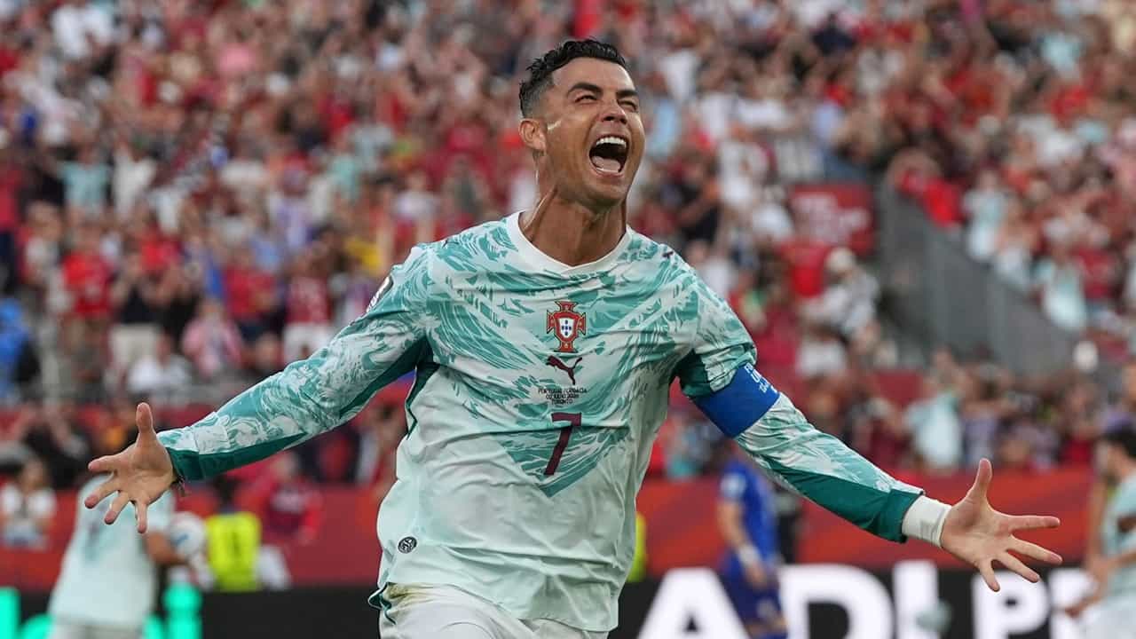 Cristiano Ronaldo: പോര്ച്ചുഗല് ജഴ്സിയില് ഇനി റൊണാള്ഡോയില്ല? സാധ്യതകള് കുറവെന്ന് സഹോദരി Cristiano Ronaldo: പോര്ച്ചുഗല് ജഴ്സിയില് ഇനി റൊണാള്ഡോയില്ല? സാധ്യതകള് കുറവെന്ന് സഹോദരി