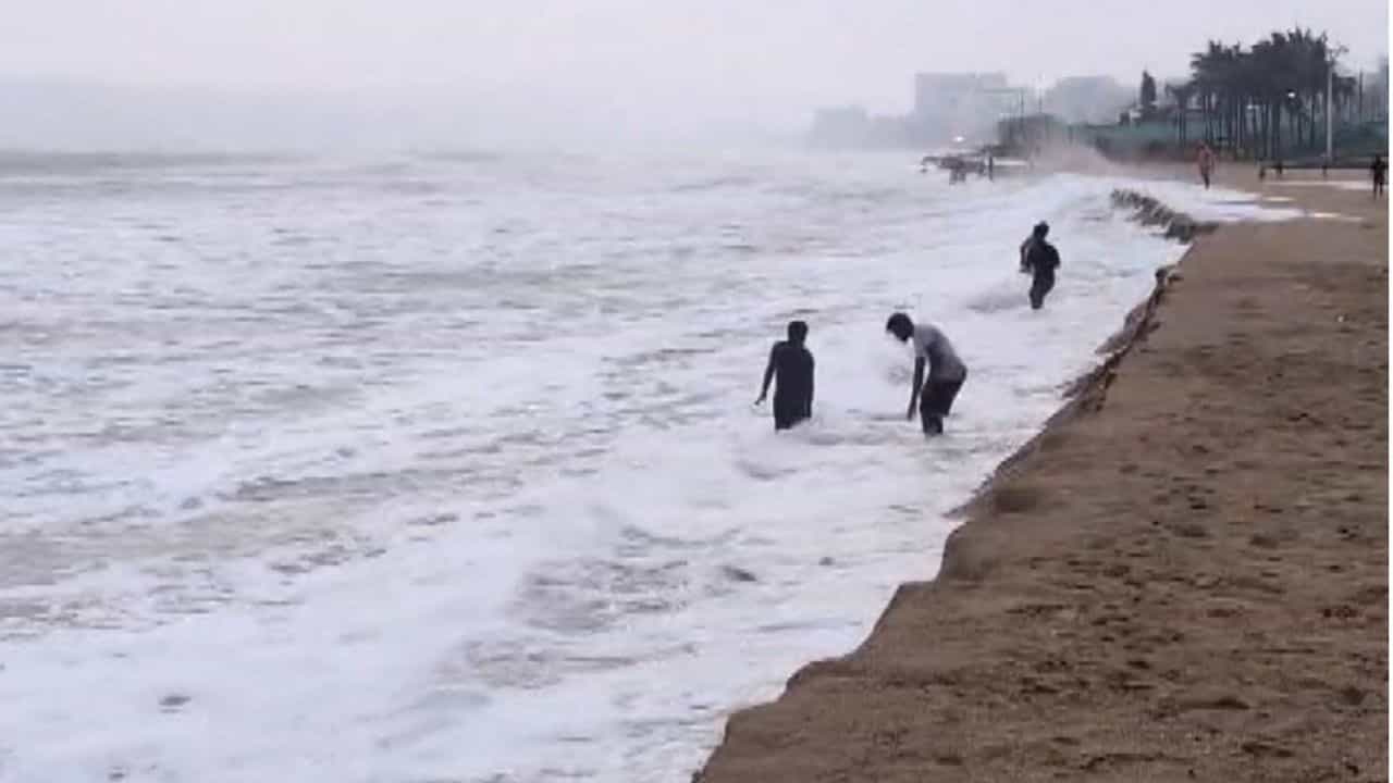 Cyclone Arnab: കരതൊടാൻ അർണബ്; വിശാഖപട്ടണത്തും ഒഡിഷയിലും കനത്ത മഴ, ട്രെയിനുകളും വിമാനങ്ങളും റദ്ദാക്കി