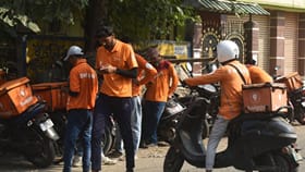 ഒരു ബിരുദത്തിനും ആദ്യത്തെ യഥാർത്ഥ ജോലിക്കുമിടയിൽ യഥാർത്ഥത്തിൽ