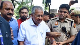 ഡൽഹിയിൽ പ്രതിഷേധ പരമ്പര: പിണറായി വിജയനെ കസ്റ്റഡിയിലെടുത്തു