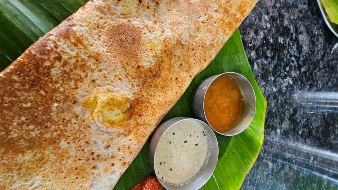 ഫ്രിഡ്ജിൽ നിന്ന് പുറത്തെടുത്ത് മാവ് ദിവസം മുഴുവൻ അടുക്കളയിൽ വെക്കരുത്. പാക്കറ്റിലെ സ്റ്റോറേജ് നിർദേശങ്ങൾ അവഗണിക്കരുത്. പൂപ്പൽ വന്ന ഭാഗം മാത്രം നീക്കി ബാക്കി മാവ് ഉപയോഗിക്കുന്നതും നല്ലതല്ല. അസാധാരണമായ മണം വന്ന മാവ് പാചകത്തിനായി ഉപയോഗിക്കുന്നതും ഫ്രിഡ്ജില്ലാത്തപ്പോൾ ദിവസങ്ങളോളം മാവ് പുറത്ത് സൂക്ഷിക്കുന്നതും ഒഴിവാക്കേണ്ടതാണ്.