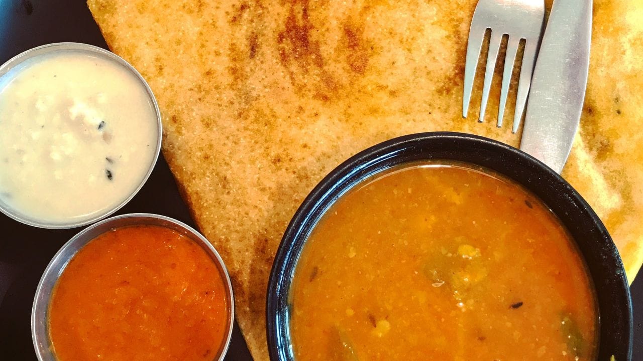 മാവ് കോരിയെടുക്കാൻ എപ്പോഴും വൃത്തിയുള്ള തവിയോ സ്പൂണോ മാത്രം ഉപയോഗിക്കുക. ഒരാഴ്ച മുഴുവൻ ഉപയോഗിക്കാനുള്ള മാവ് ഒരേ പാത്രത്തിൽ സൂക്ഷിച്ച് ദിവസവും തുറക്കുന്നതിനു പകരം, 2-3 ദിവസത്തേക്ക് വേണ്ട അളവുകളായി മാറ്റി സൂക്ഷിക്കുന്നത് കൈകാര്യം ചെയ്യാൻ എളുപ്പമായിരിക്കും.