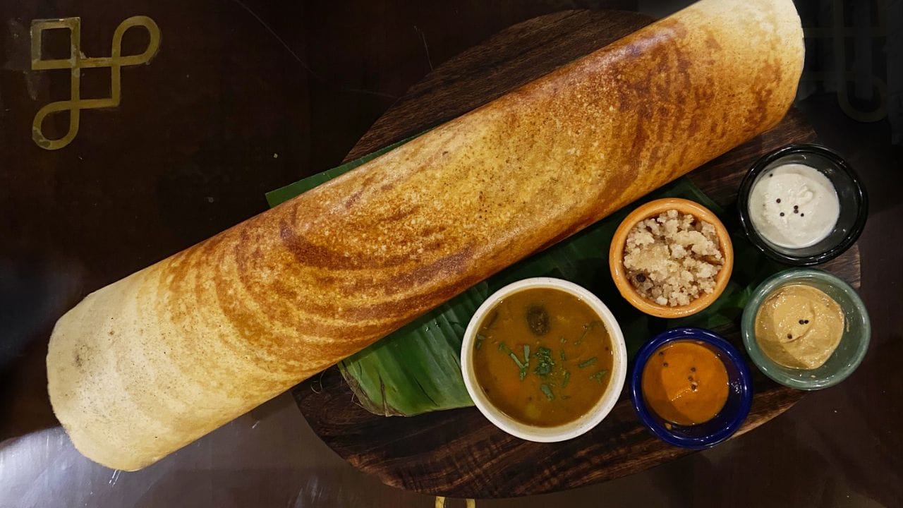 മാവ് എപ്പോഴും എയർടൈറ്റ് ആയ പാത്രത്തിൽ അടച്ചു സൂക്ഷിക്കുന്നതാണ് ഏറ്റവും നല്ലത്. വലിയ പാത്രത്തിൽ നിന്ന് ഓരോ തവണയും മുഴുവനായി എടുത്തുപയോഗിക്കുന്നതിന് പകരം, ആവശ്യത്തിന് മാത്രം വേർതിരിച്ചെടുക്കുക. ഫ്രിഡ്ജിലെ താപനില കൃത്യമായി 4°C അല്ലെങ്കിൽ അതിൽ താഴെ നിലനിർത്താൻ ശ്രദ്ധിക്കുക.