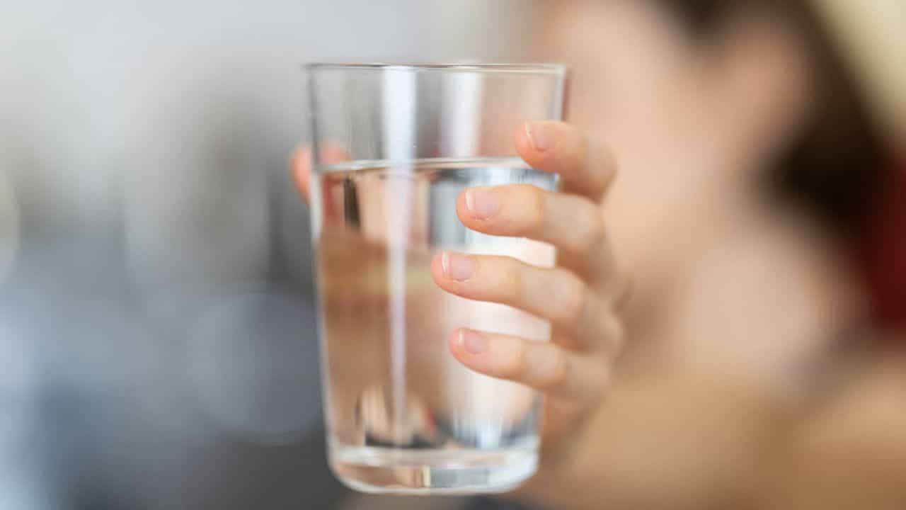 Water on Empty Stomach: വെറും വയറ്റിൽ പച്ചവെള്ളം കുടിക്കുന്നത് എന്തിന്? ആരോഗ്യ വിദഗ്ധർ പറയുന്നത് അറിയൂ Water on Empty Stomach: വെറും വയറ്റിൽ പച്ചവെള്ളം കുടിക്കുന്നത് എന്തിന്? ആരോഗ്യ വിദഗ്ധർ പറയുന്നത് അറിയൂ