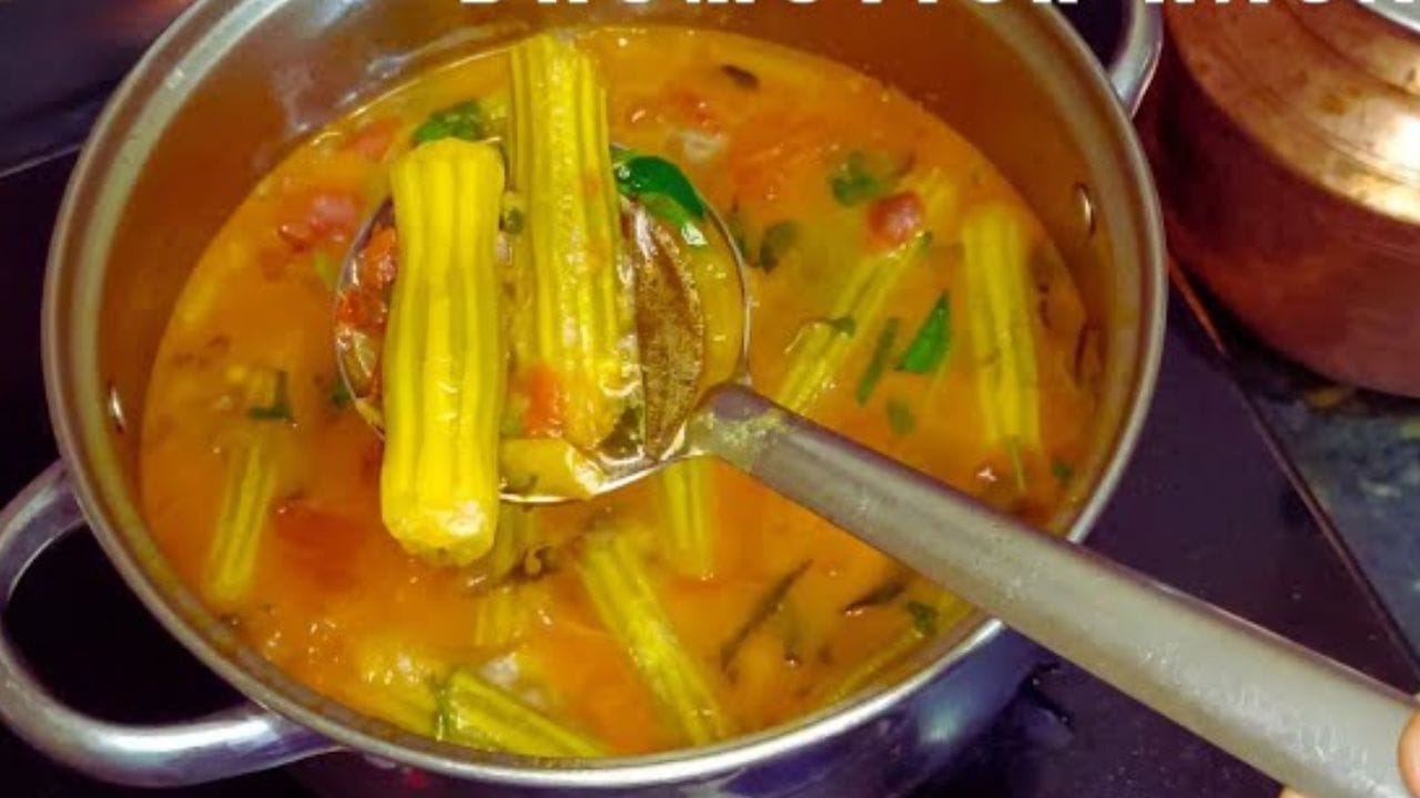 തുടർന്ന് വേവിച്ചു വച്ച മുരിങ്ങാക്കോലിലേക്കും തക്കാളി ലേക്കും പിഴിഞ്ഞ് വച്ച പുളി വെള്ളവും ആവശ്യത്തിന് വീണ്ടും വെള്ളവും ചേർക്കുക ഒന്ന് തിള വരുമ്പോൾ രസപ്പൊടിയും ചേർത്ത് നന്നായി തിളപ്പിക്കുക. പുളിയുടെയും രസപ്പൊടിയുടെയും പച്ചമണം പൂർണമായി മാറി രസം നന്നായി തിളച്ചു വരുന്ന ഘട്ടത്തിൽ ആവശ്യത്തിന് ഉപ്പും കായപ്പൊടിയും ചേർക്കുക.